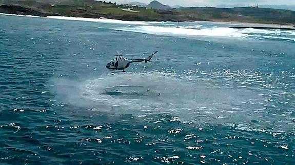 «Cuando llegó el helicóptero, la mujer no podía más, por lo que le tiraron un salvavidas», indica la policía. De esta forma, esperó a que llegaran la zódiac y la patrullera de la Guardia Civil, mientras el helicóptero permaneció en el lugar en vigilancia de la bañista