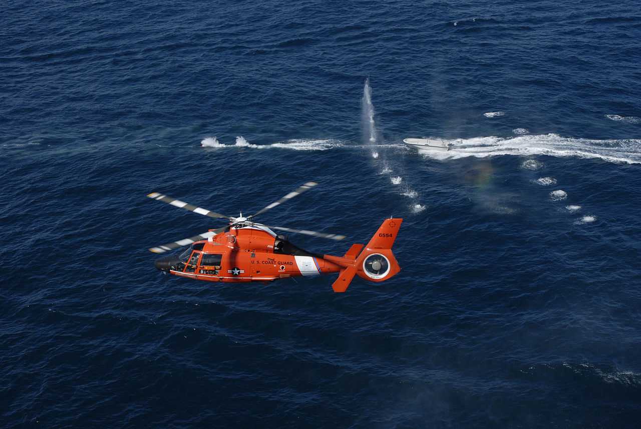 El MH65C Dauphin cosiendo el mar... con disparos de aviso que nunca sirven de nada.