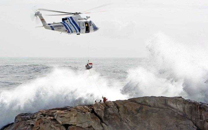 Contas también analiza la venta y posterior alquiler a Inaer de los dos helicópteros de salvamento marítimo comprados en 2005 por 27 millones de euros. Inaer los gestiona desde entonces y, cuando en junio de 2009 venció el contrato, la Xunta, que “no planifica con la suficiente antelación”, le siguió pagando hasta que en marzo de 2010 convocó un nuevo concurso. Inaer se lo volvió a llevar por 15 millones durante dos años, pero en mayo de 2011, cuando aún quedaban ocho meses de contrato, la Xunta lo rescindió argumentando que era caro y que buscaría una solución mejor. Inaer, sin embargo, siguió prestando el servicio “sin la adecuada relación contractual”, según Contas, hasta octubre de 2012, 17 meses después, lo que para el ente fiscalizador “desvirtúa las razones alegadas por la consellería para proceder a la resolución del contrato”. Los pagos de esos 17 meses los autorizó con un “trámite excepcional” y en secreto el Consello de la Xunta, “omitiendo los procedimientos legalmente establecidos”.