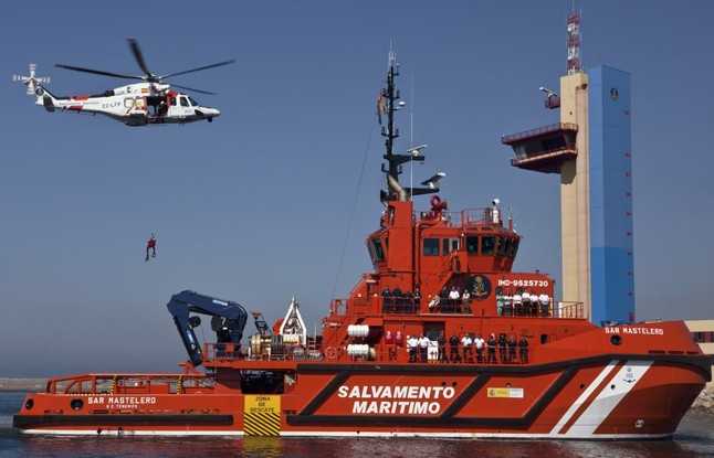 Personal de Salvamento, en el buque Mastelero, junto al helicóptero y la torre de coordinación del puerto de Almería