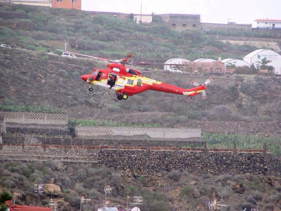 l helicóptero del GES también sacó del agua a las otras dos personas que permanecían en el agua auxiliadas por un rescatador del GES. 
