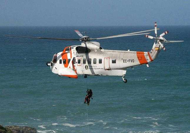 El ´Helimer Galicia´ durante una operación de rescate en la costa gallega. / efe 