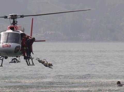 Perro de rescate saltando desde helicóptero